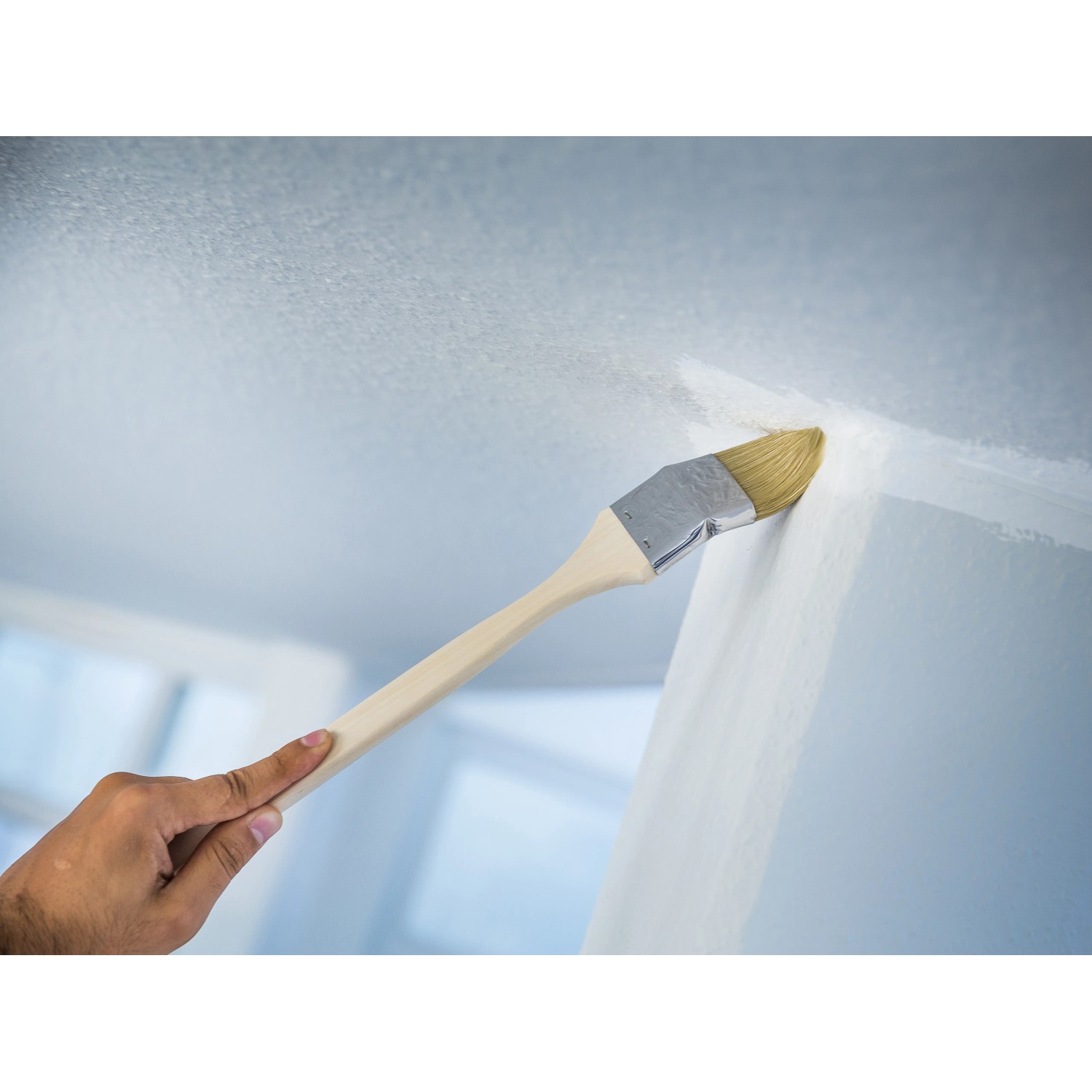 LUX Eckenpinsel 50 mm im Einsatz: Streichen von Ecken mit Dispersionsfarbe.