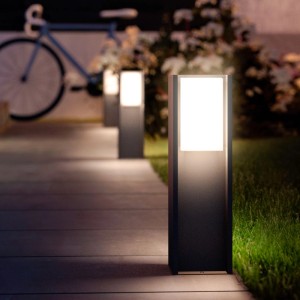 Smarte Philips Hue Turaco Sockelleuchte, anthrazit, mit warmweißem Licht im Garten.