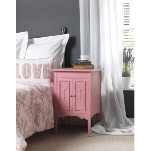 Rust-Oleum Möbellack Kreidefarbe Altrosa auf Nachttisch im Schlafzimmer.