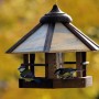 Hängendes Dobar Design Vogelhaus Camouflage mit zwei Vögeln an der Futterstelle.