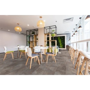 Verlegter Jangal Laminatboden in Schiefergrau, 8 mm stark, im modernen Café.