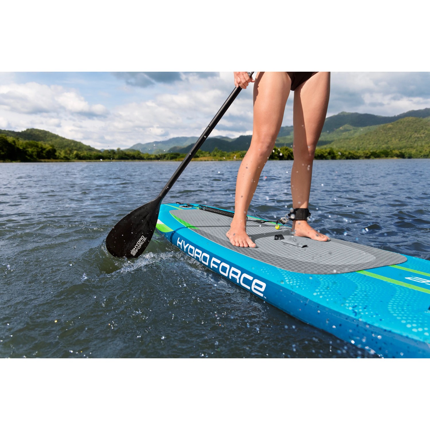 Bestway SUP Board Aqua Journey im Einsatz auf dem Wasser mit Paddel und Person.