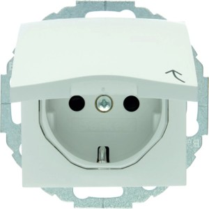 Berker Q.1 Steckdose mit Klappdeckel, polarweiß glänzend, für Unterputz-Montage.