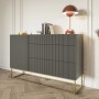 Modernes Selsey Sideboard Veldio 140 cm, schwarz, geriffelte Fronten, 3 Schubladen, goldene Beine im Wohnzimmer.