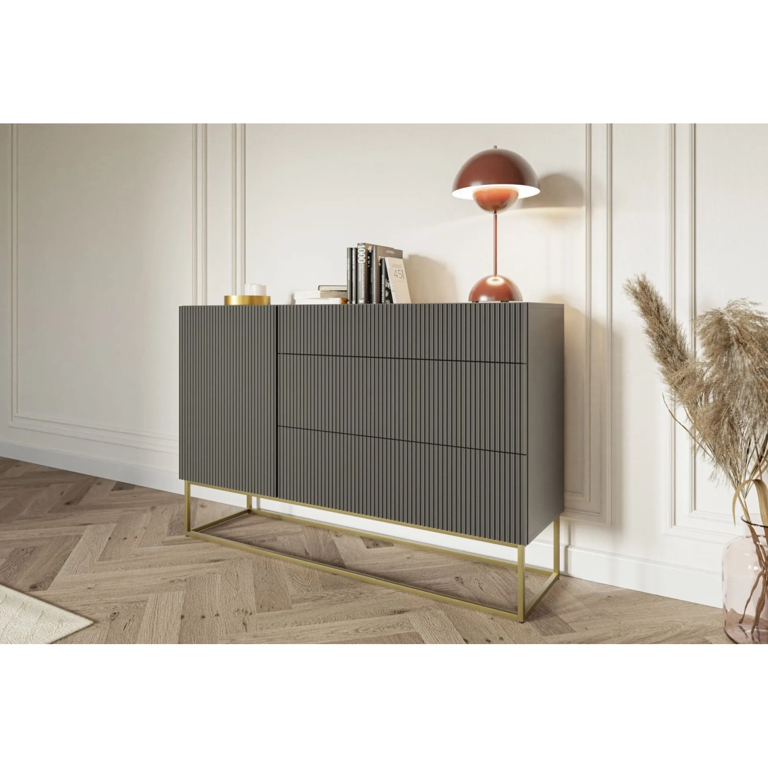 Modernes Selsey Sideboard Veldio 140 cm, schwarz, geriffelte Fronten, 3 Schubladen, goldene Beine im Wohnzimmer.