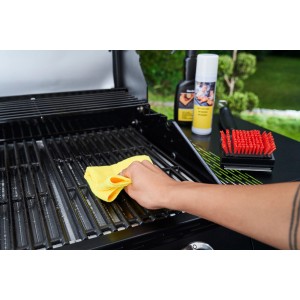 Char-Broil Reinigungsset im Einsatz: Grillrost wird mit Tuch gereinigt. Inkl. Bürste und Reiniger.