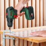 Bosch Akku-Bohrschrauber UniversalDrill 18V-60 beim Bohren in Werkstück.