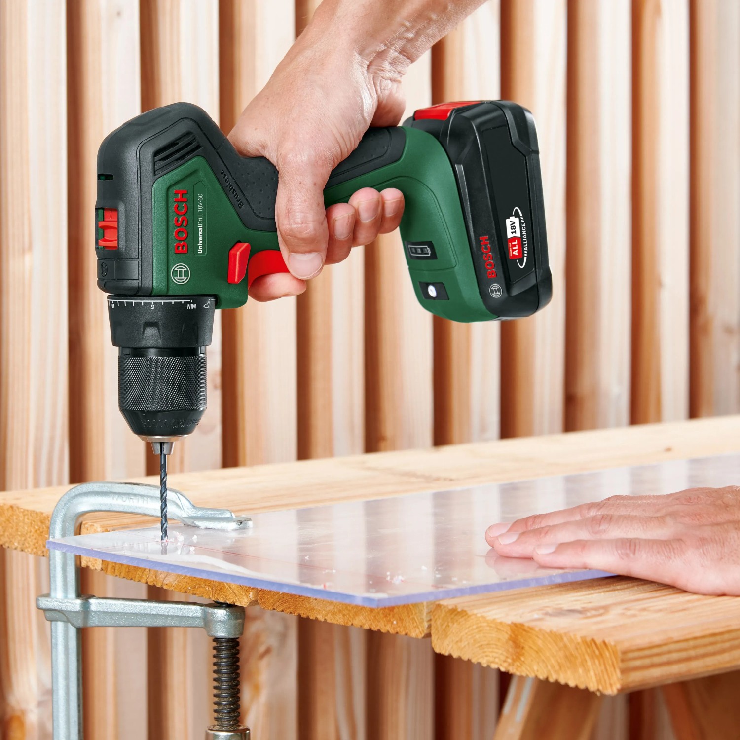 Bosch Akku-Bohrschrauber UniversalDrill 18V-60 beim Bohren in Werkstück.