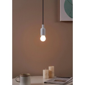 Eglo E27 LED Leuchtmittel in Globeform, 4W, warmweißes Licht, hängend über Tisch.