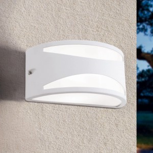 Weiße Orion Außen Wandleuchte aus Aluminium an einer Wand. Modernes, gebogenes Design mit dekorativem Lichtaustritt.