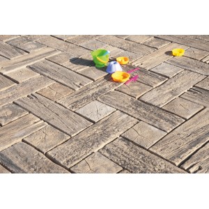 Häusler Schwelle Versteinertes Holz, 75x25x5 cm, braune Terrassenplatte in Holzoptik mit Kinderspielzeug.