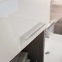 Detailaufnahme: Weiß-rauchsilberner Bad Hochschrank (37x191x31cm) mit Griff.