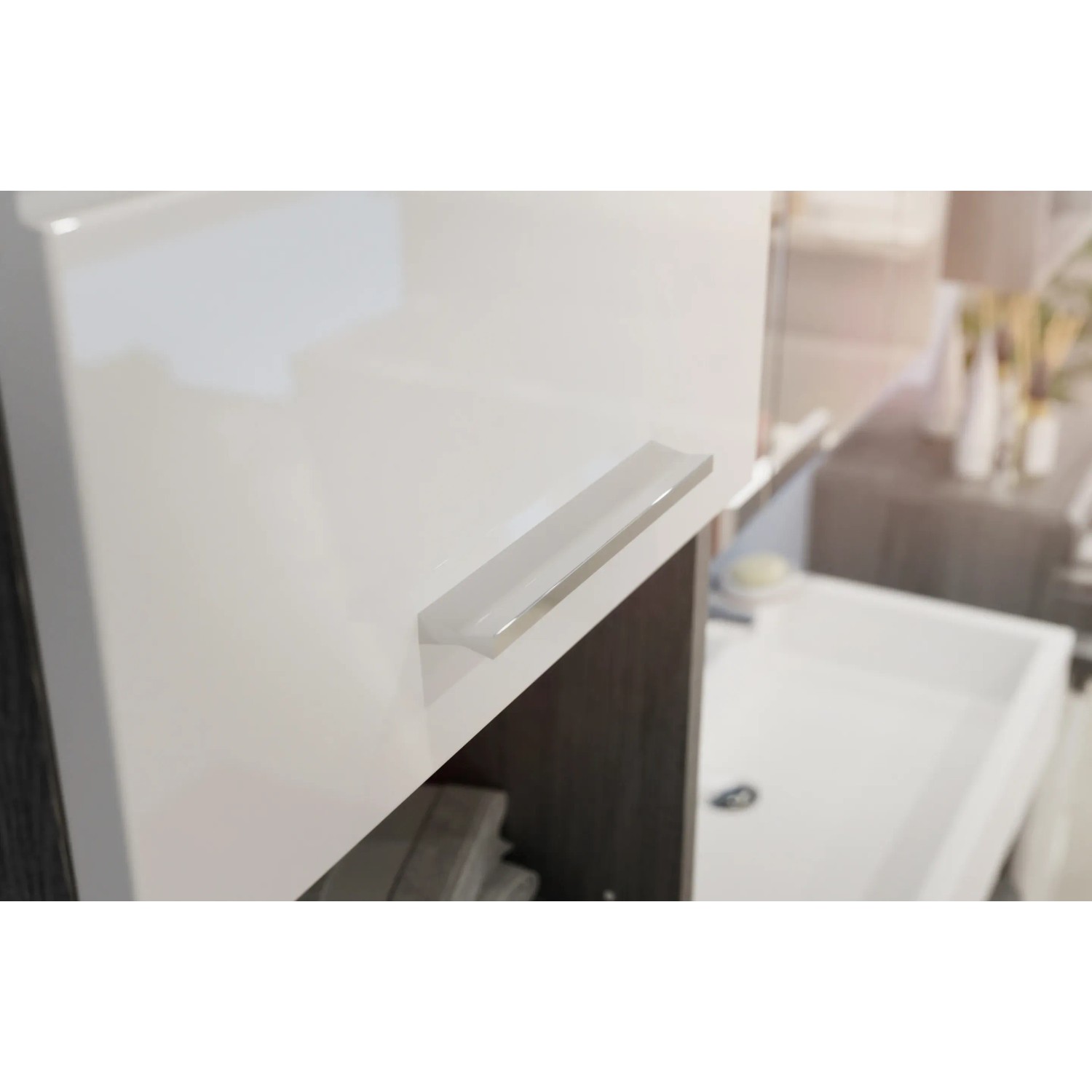 Detailaufnahme: Weiß-rauchsilberner Bad Hochschrank (37x191x31cm) mit Griff.