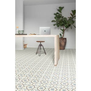 Mehrfarbiger Andiamo PVC-Bodenbelag in Fliesenoptik (Stellar 585) als Meterware im Raum.
