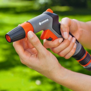 Gardena Gartenspritze Classic in der Hand, für Bewässerung und Reinigung im Garten.