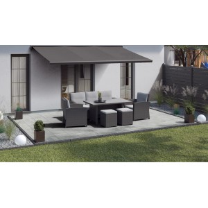 Verlegte, graue Terrassenplatten Naturstein Sino (40x40) mit Sitzgruppe und Markise auf Terrasse.