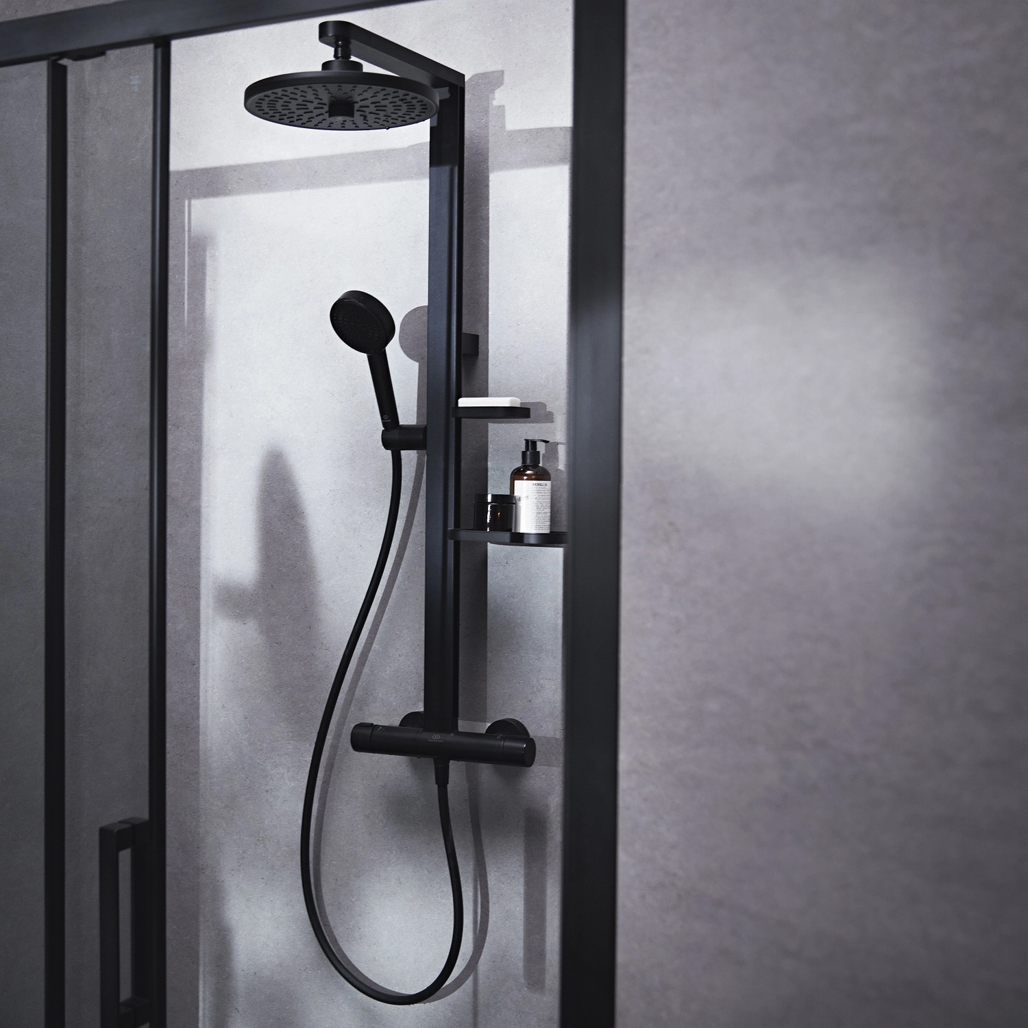 Ideal Standard Brausegarnitur Thermostat, Regen- und Handbrause, Schwarz Matt. Duschpaneel mit Ablagen.