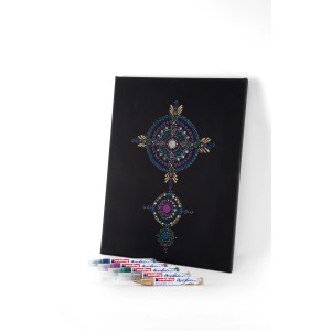 Leinwand mit Mandala, bemalt mit Edding 5100 Acrylmarker in Moosgrün und anderen Farben.