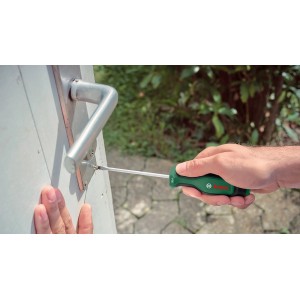 Bosch Schraubendreher im Einsatz: Hand schraubt Schraube in Tür. Schraubendreher-Set für präzises Arbeiten.