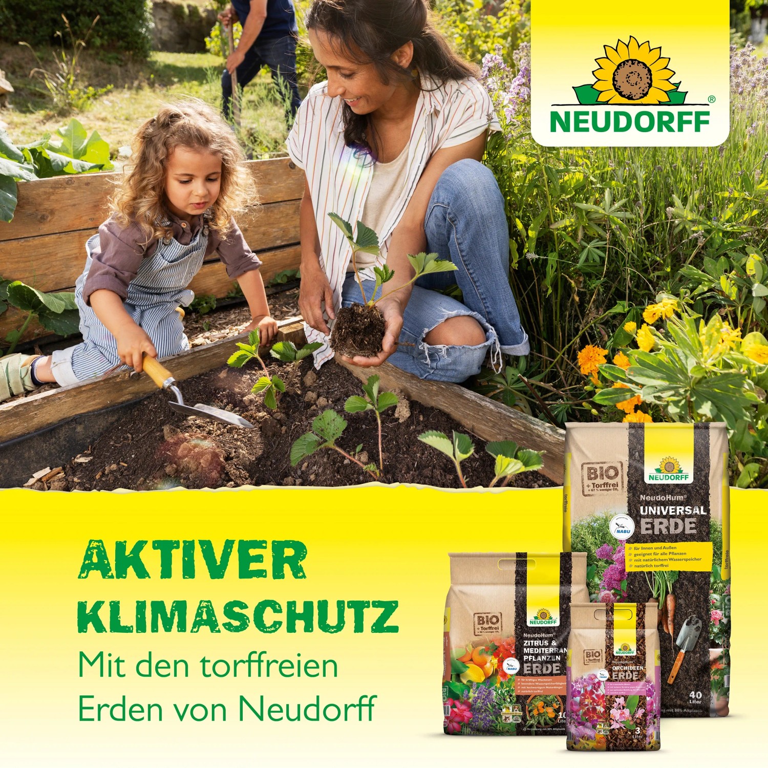 Neudorff Universalerde Neudohum 75l: Mutter und Kind pflanzen Erdbeeren in torffreie Erde.