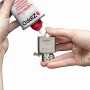 Zippo Feuerzeugbenzin wird in ein Zippo Feuerzeug gefüllt. Haushaltshelfer für Feuerzeuge.