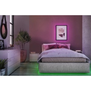 Stimmungsvolles Schlafzimmer mit Osram LED-Streifen Flex unter Bett und um Bild, farbige Beleuchtung.
