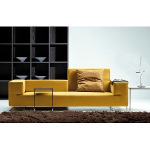 Näve LED-Tischleuchte Loop Line, silberfarben, 36 cm, auf Tisch neben Sofa.