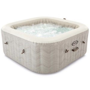 Intex PureSpa Chevron Deluxe Whirlpool, quadratisch, creme-braun, mit Wasser gefüllt.