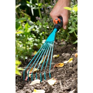 Gardena Combisystem Drahthandfeger im Einsatz zum Säubern eines Beets.