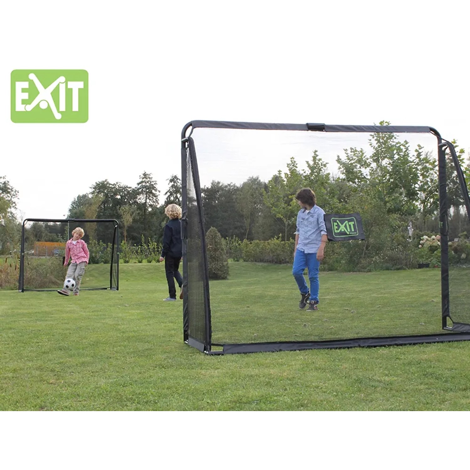EXIT Coppa Fußballtor, Stahl, 220x170cm, schwarz, mit spielenden Kindern im Garten.