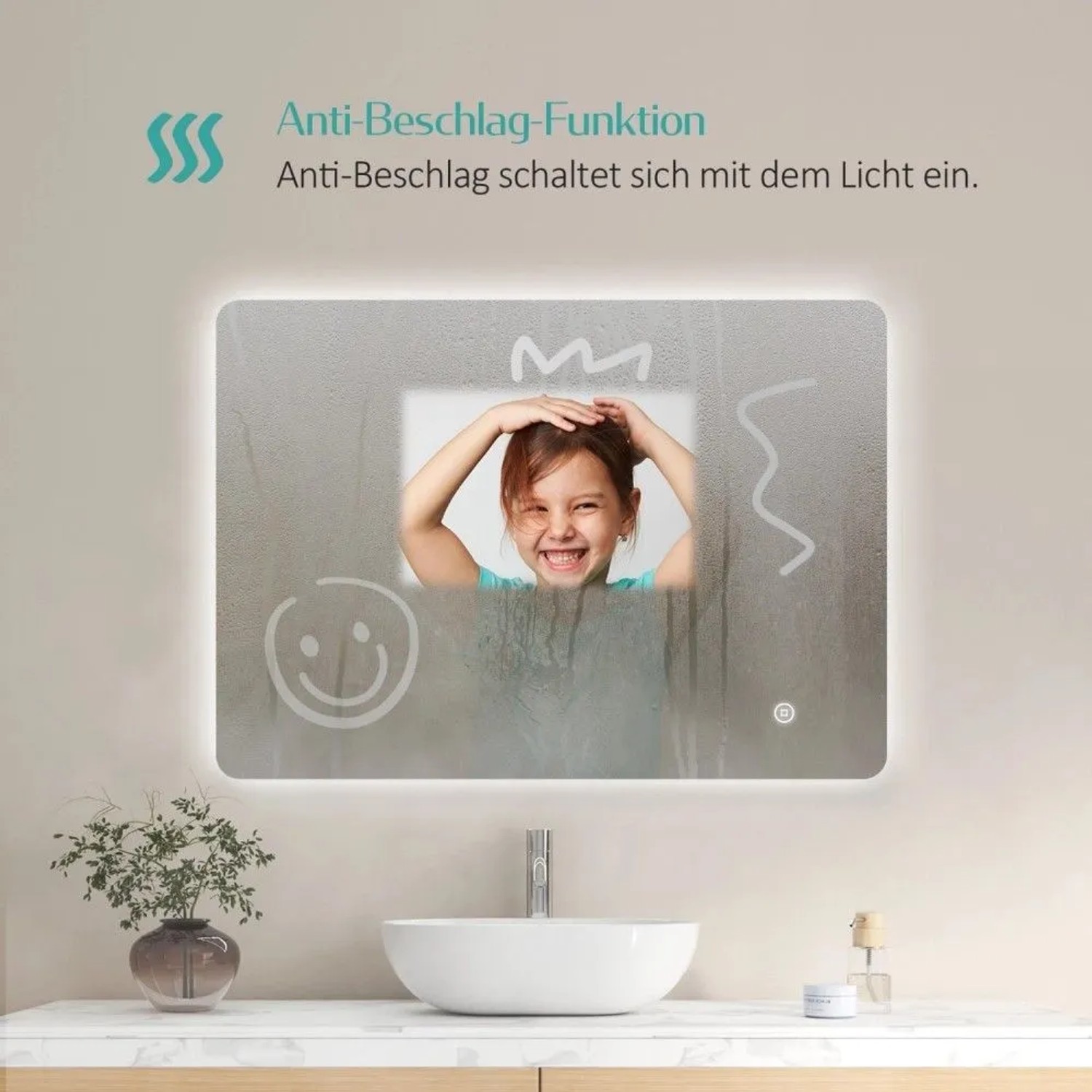 Emke LED Badspiegel mit Antibeschlag-Funktion. Klare Spiegelfläche zeigt Gesicht, umgeben von beschlagenem Glas.