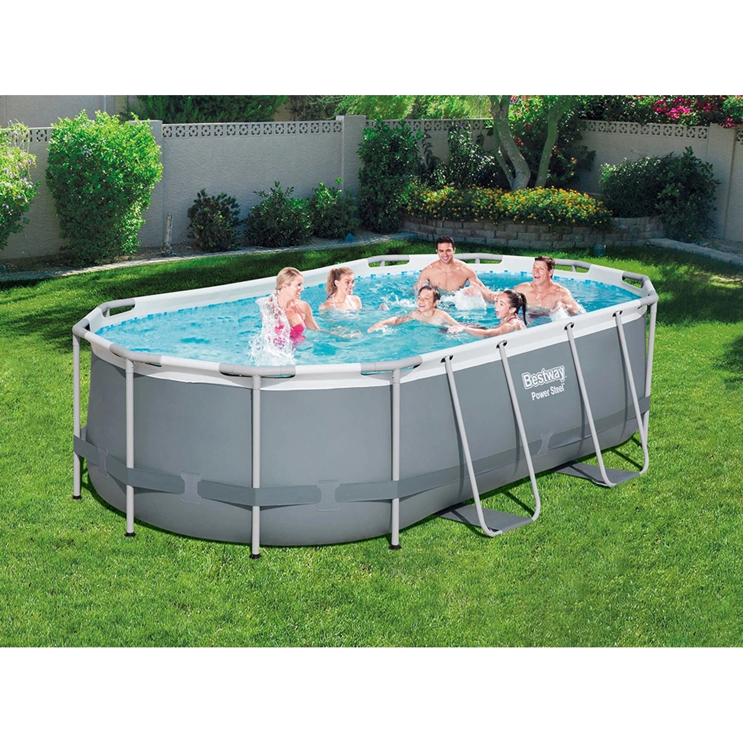 Ovaler Bestway Stahlrahmenpool Power Steel mit Familie im Garten, 427x250x100 cm.