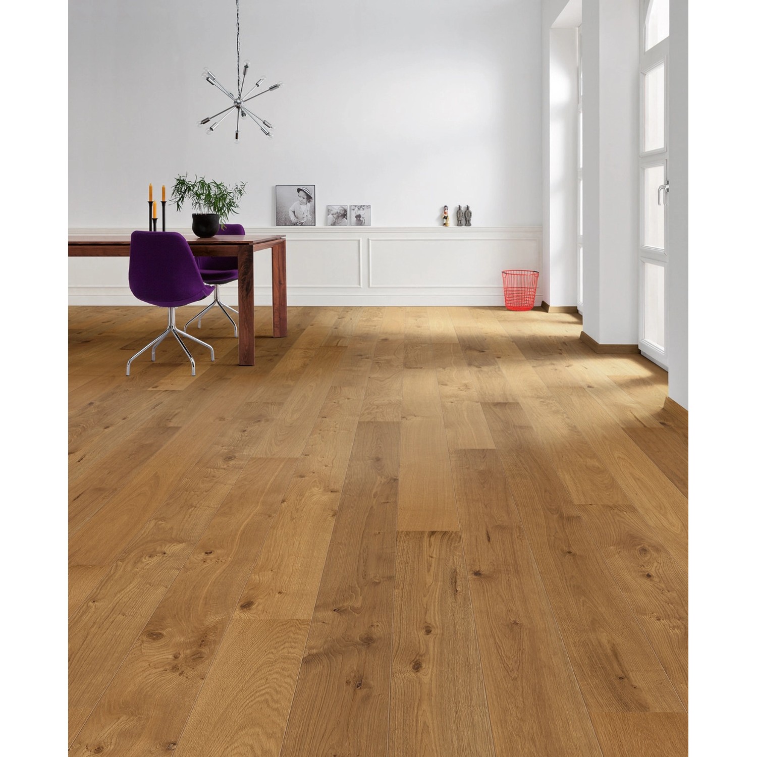 Verlegtes Living by Haro Parkett Eiche Mocca, Landhausdiele mit Naturöl-Oberfläche im Wohnraum.