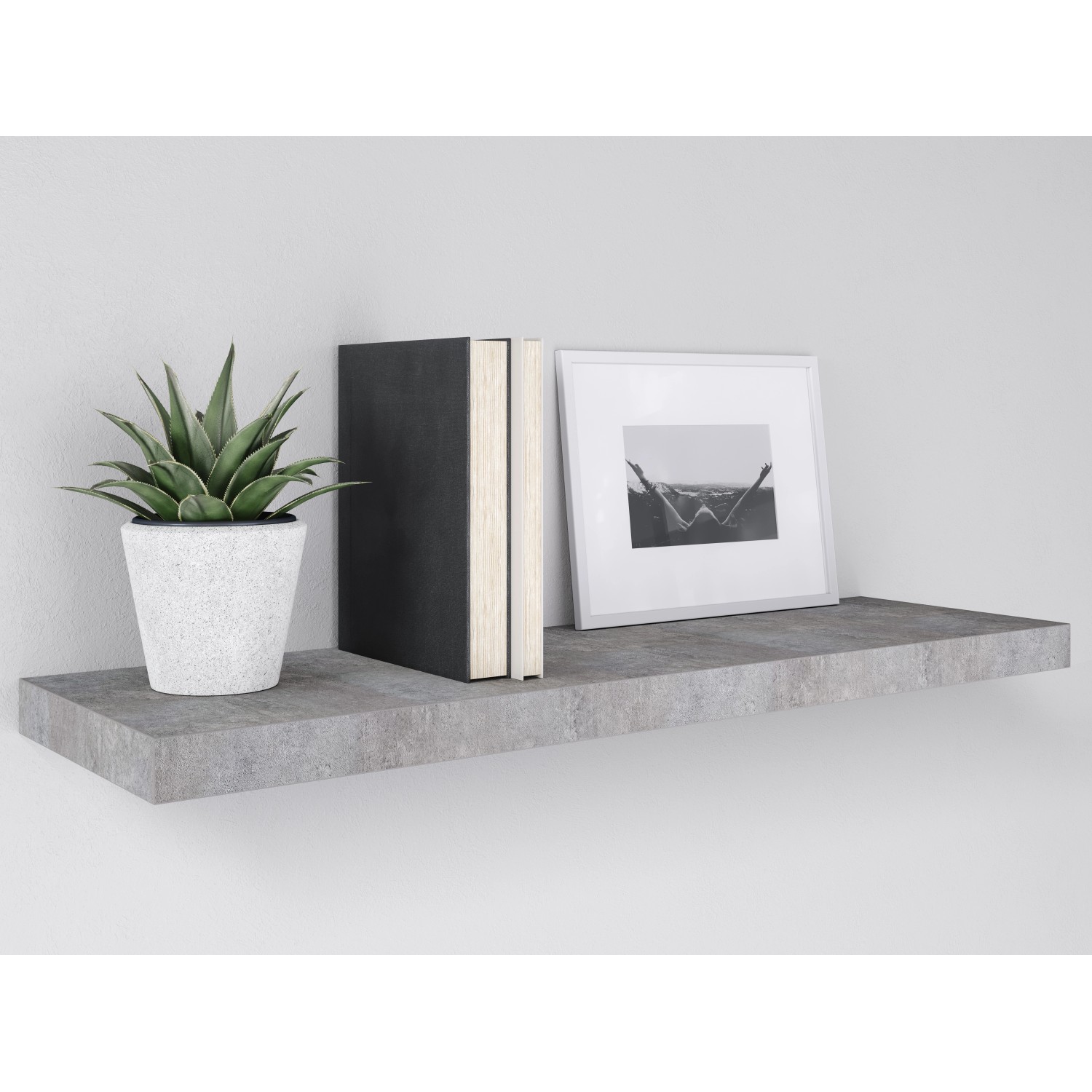 Wandregal Carlton in Betonoptik, 80 cm breit, mit Deko-Elementen wie Pflanze, Büchern und Bilderrahmen.