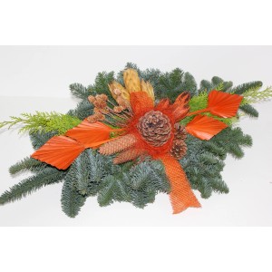 Grabstrauß Nobilis, ca. 90 cm, mit orangefarbener Schleife und Zapfen für Gedenktage.