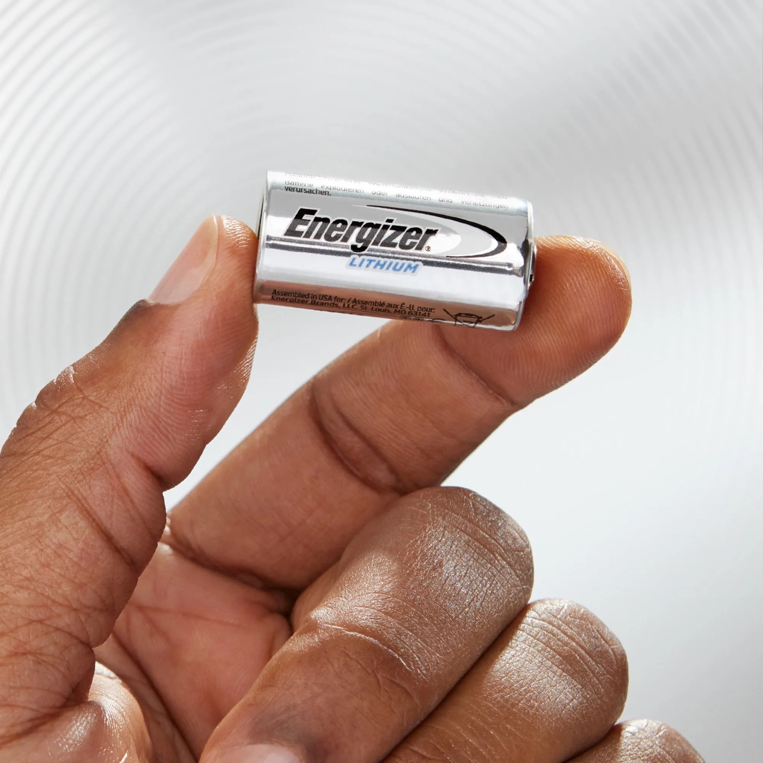 Energizer Lithium 123 Fotobatterie in Hand, Silber, für Kameras und Fotozubehör.