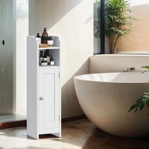 Schmaler, weißer Songmics Badezimmerschrank Siren mit Tür und offenen Regalen im Badezimmer.