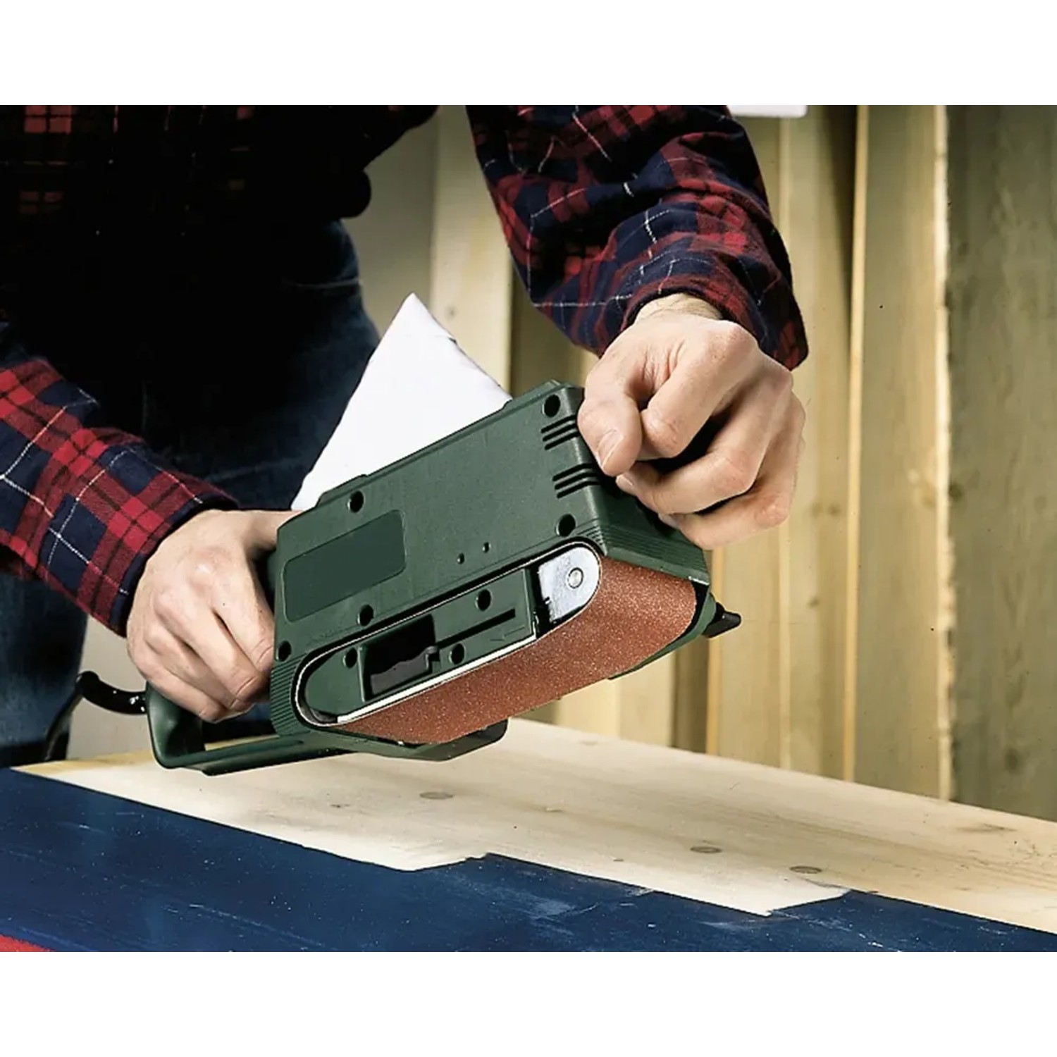 LUX Schleifband K40 (65x410mm) im Einsatz auf Holz. Zubehör für Bandschleifer.