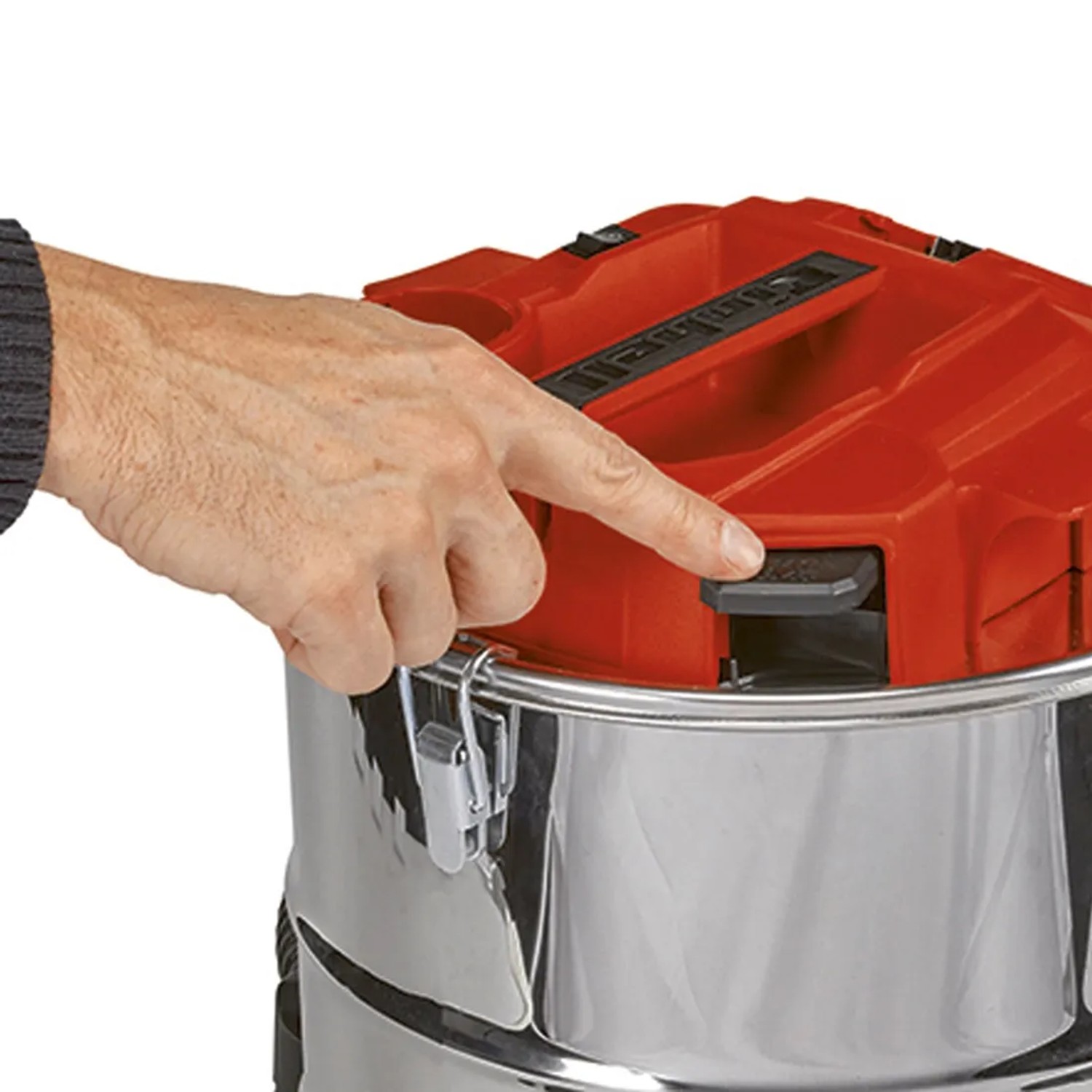 Detailaufnahme: Hand öffnet Einhell Akku-Aschesauger TE-AV 18/15 Li C-Solo.