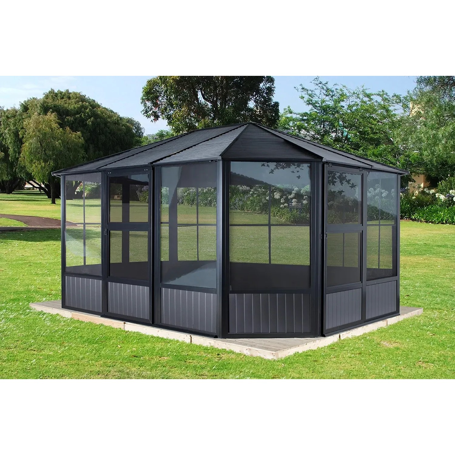 Sojag Pavillon Charleston 384x384 cm mit Stahl-Dach und Moskitonetzen im Garten.