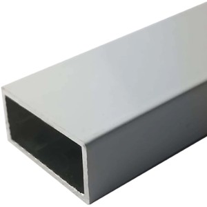 Rechteckiges Aluminiumprofil, silber eloxiert, 4,5 x 2,5 x 100 cm, für vielfältige Anwendungen.