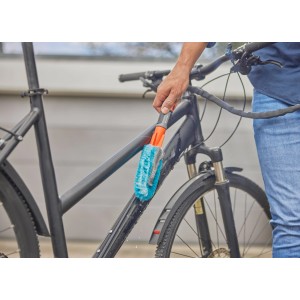 Gardena Cleansystem Fahrradbürste in Aktion: Fahrradreinigung mit Wasseranschluss.