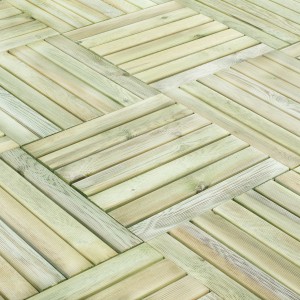 Verlegte, grüne Holzfliesen aus Nadelholz, 50x50 cm, für Terrasse und Garten.