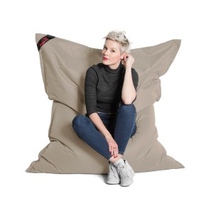Frau sitzt auf großem, khaki-farbenem Sitting Point Sitzsack Big Foot Scuba (380 l).