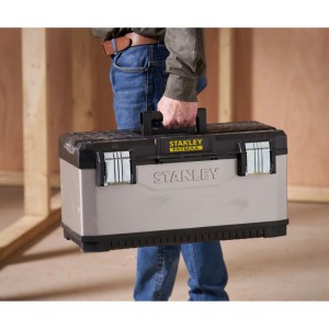 Person trägt STANLEY FATMAX Werkzeugbox 23, grau-schwarz, mit robusten Metall-Kunststoff-Elementen und Griff.