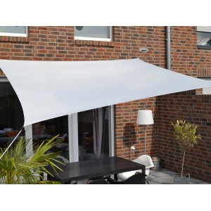 Rechteckiges, silbergraues Floracord Sonnensegel (400x300 cm) über einer Terrasse.