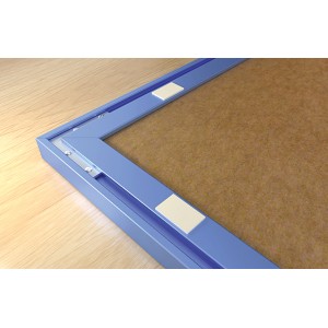 Nahaufnahme: Blauer Bilderrahmen mit Fischer Montage Streifen zur Befestigung.