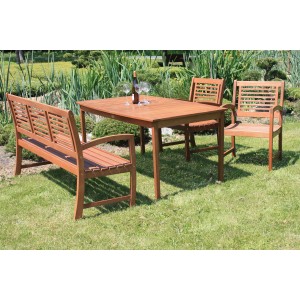 Gartenmöbel-Set aus Eukalyptus-Holz: Bank, Tisch und zwei Armsessel Madison auf Rasen.