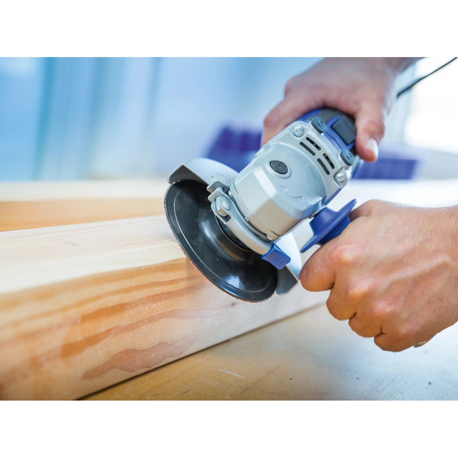 LUX Haftschleifteller Ø 148 mm im Einsatz an einem Winkelschleifer zum Holz schleifen.