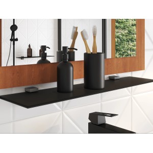 Schwarzes Glasregal Bransley (80x20cm) im Badezimmer mit Accessoires.